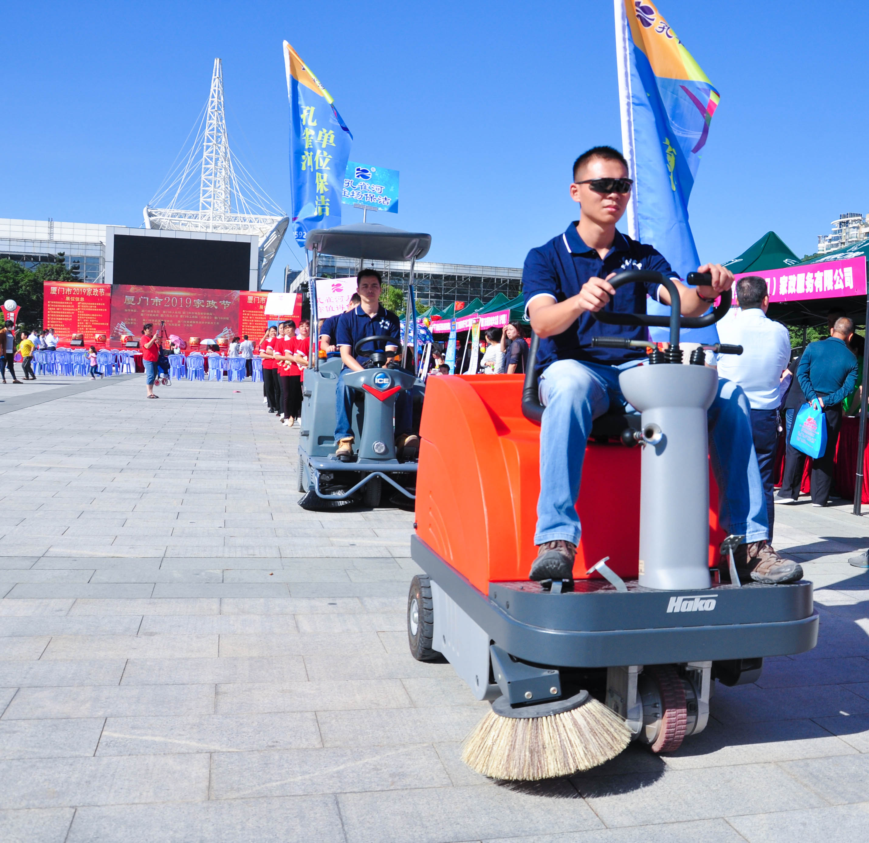 �g��Ц�Z��һ����ʮ�˰���ˇ�R�ψ�(ch��ng)������ȸ�������B�T�е����ü�����(ji��)