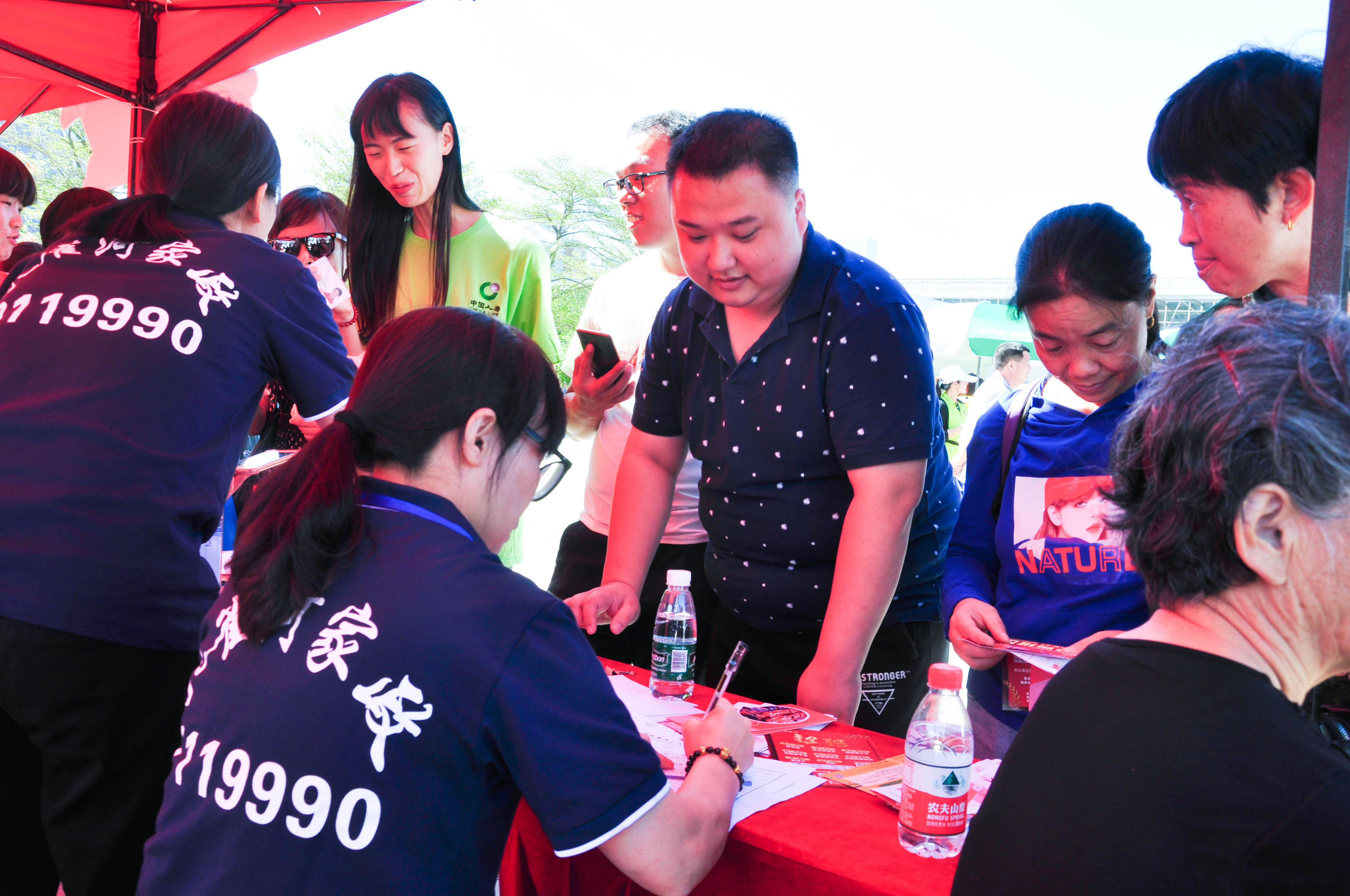 �g��Ц�Z��һ����ʮ�˰���ˇ�R�ψ�(ch��ng)������ȸ�������B�T�е����ü�����(ji��)